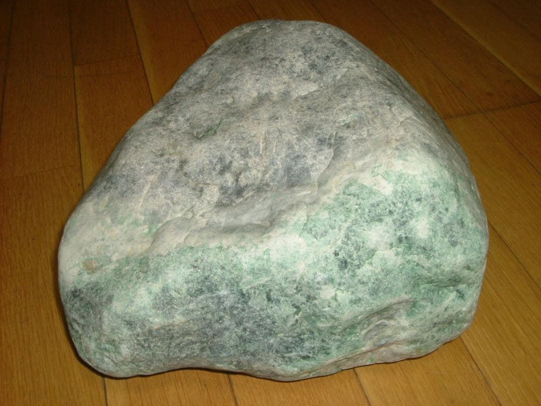 【黒灰×緑】糸魚川ヒスイ　翡翠　原石　２０ｋｇ