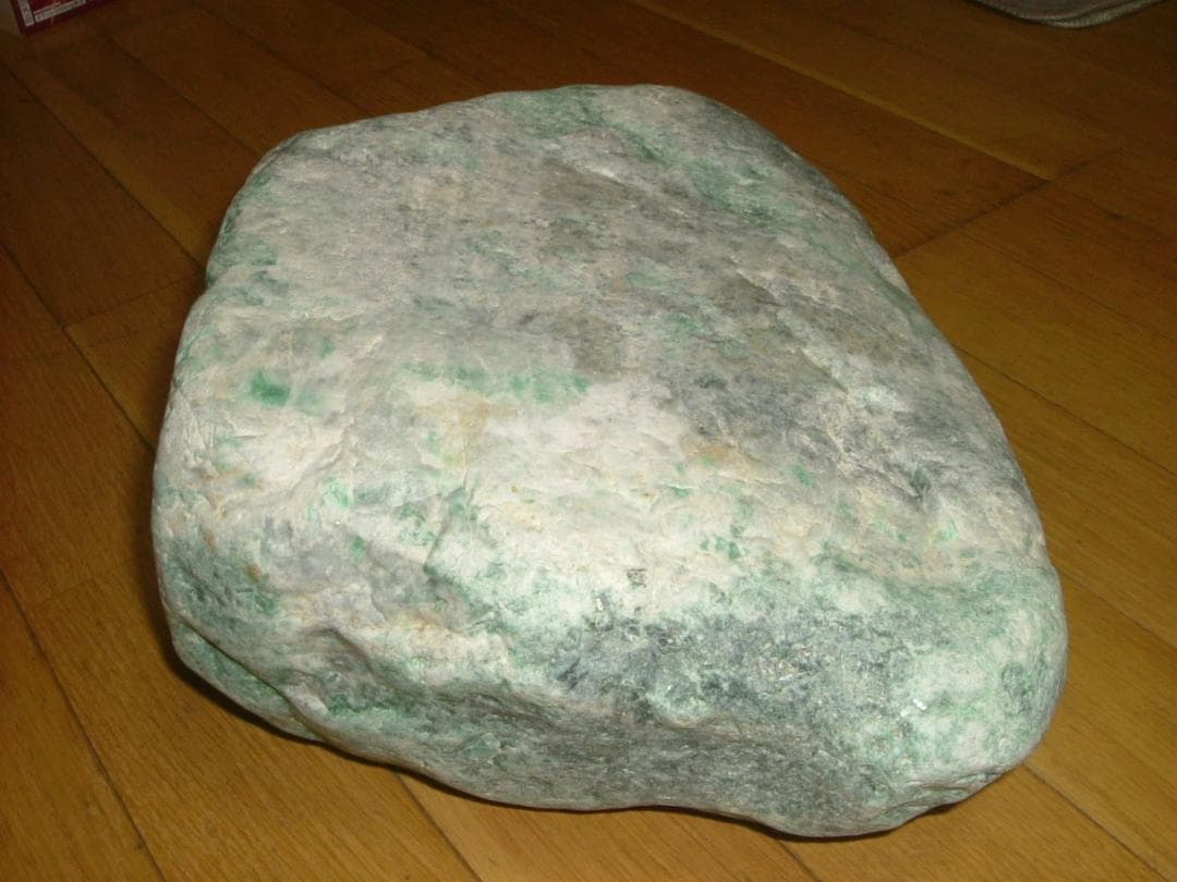 【黒灰×緑】糸魚川ヒスイ　翡翠　原石　２０ｋｇ