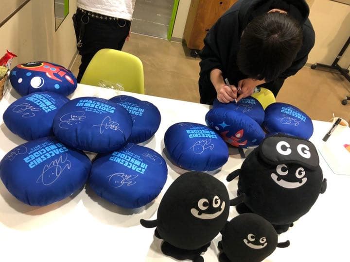 サイダガ　サイダーガール　メンバーサイン入りクッション