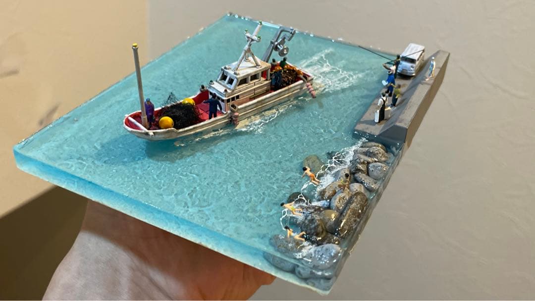 小さな漁港と出港する漁　レジン　ジオラマ