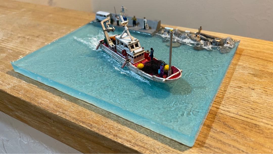 小さな漁港と出港する漁　レジン　ジオラマ
