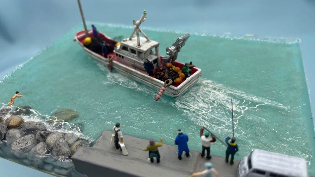 小さな漁港と出港する漁　レジン　ジオラマ