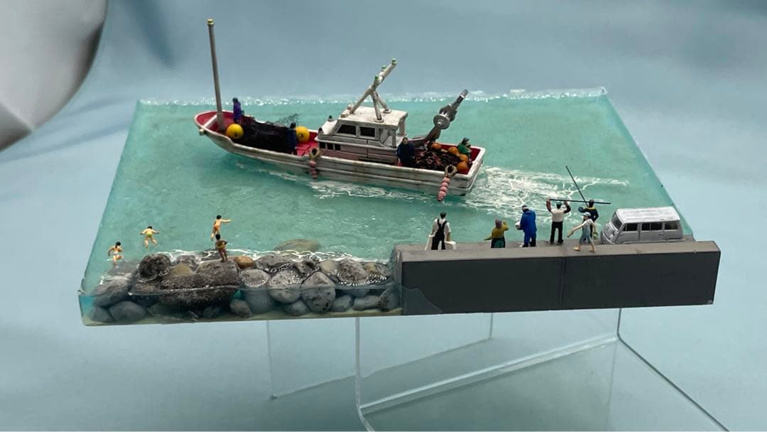 小さな漁港と出港する漁　レジン　ジオラマ