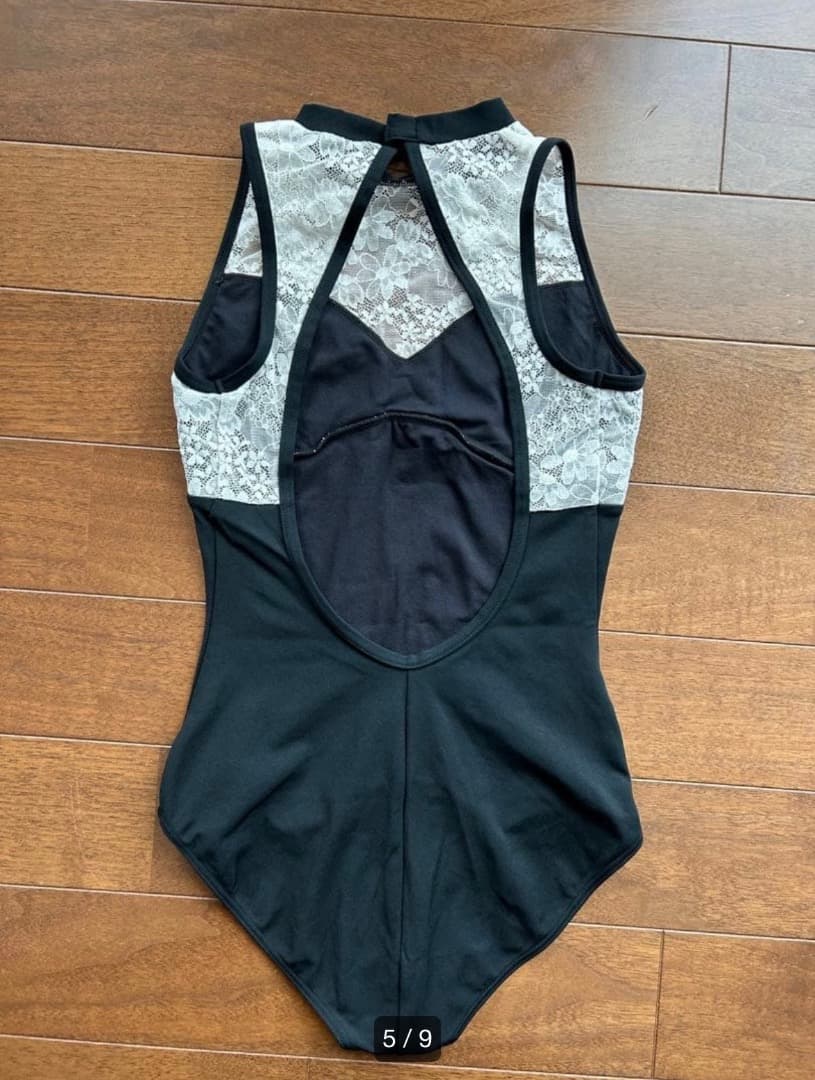 レオタード 黒と白のレース ハイネック