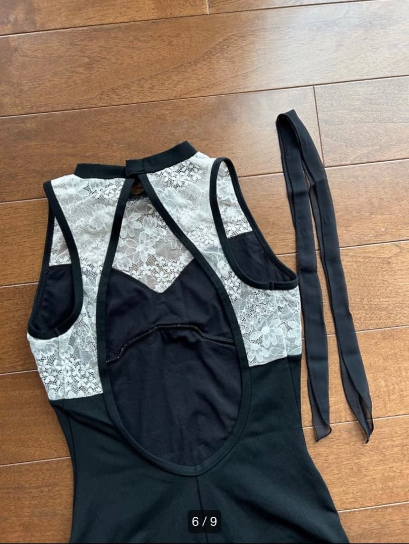 レオタード 黒と白のレース ハイネック