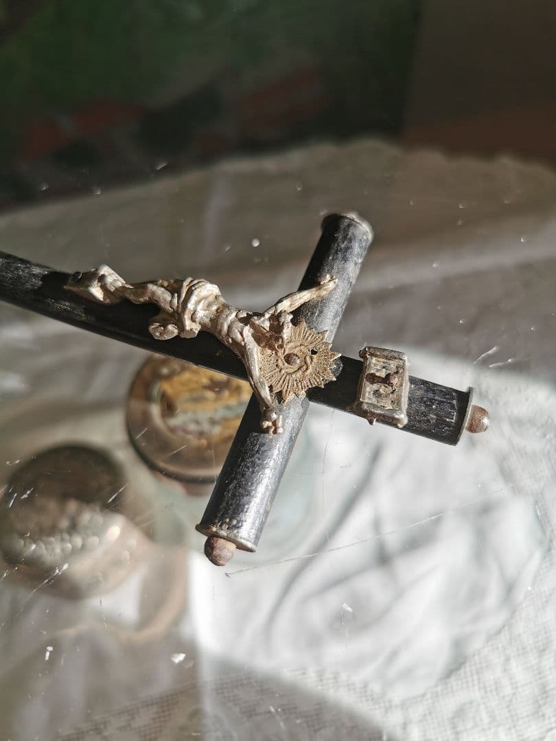 アンティーク フランス 黒木の円筒十字架と銀色のイエスキリスト アルス