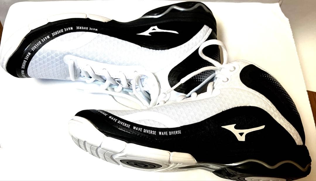 超美品❣️ミズノWAVE DIVERSE DE2/24㎝ホワイト×ブラック