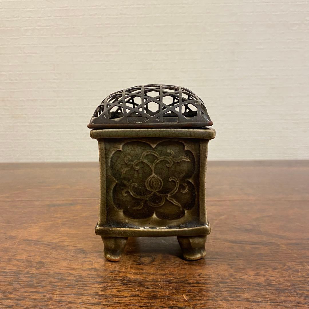 明時代 龍泉窯青磁 花文四足香炉 銅蓋付