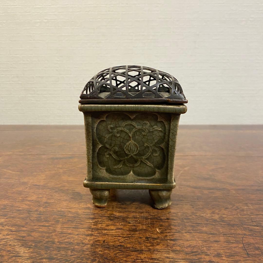 明時代 龍泉窯青磁 花文四足香炉 銅蓋付