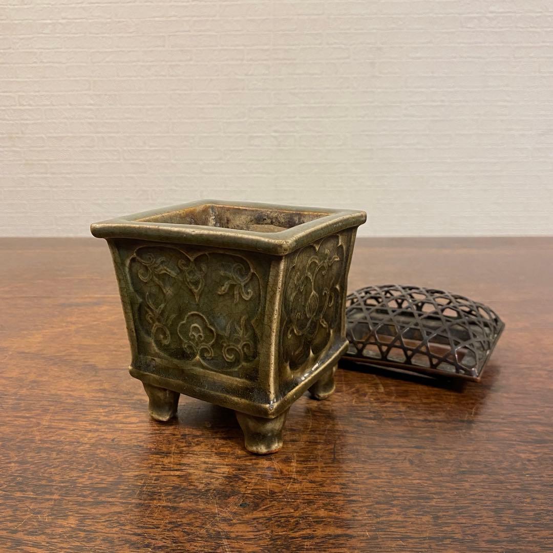 明時代 龍泉窯青磁 花文四足香炉 銅蓋付