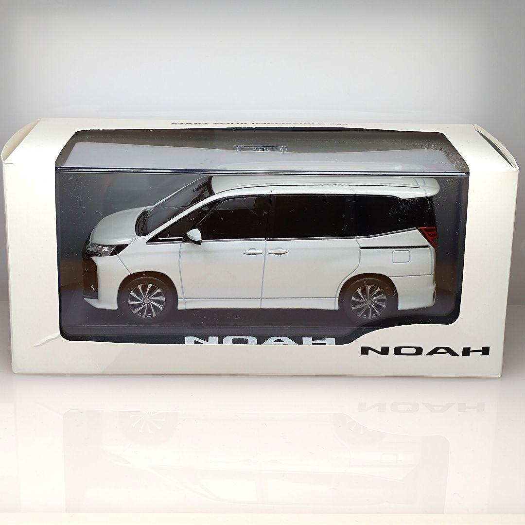 トヨタ ノア 新型 カラーサンプル ホワイトパールクリスタルシャイン 非売品