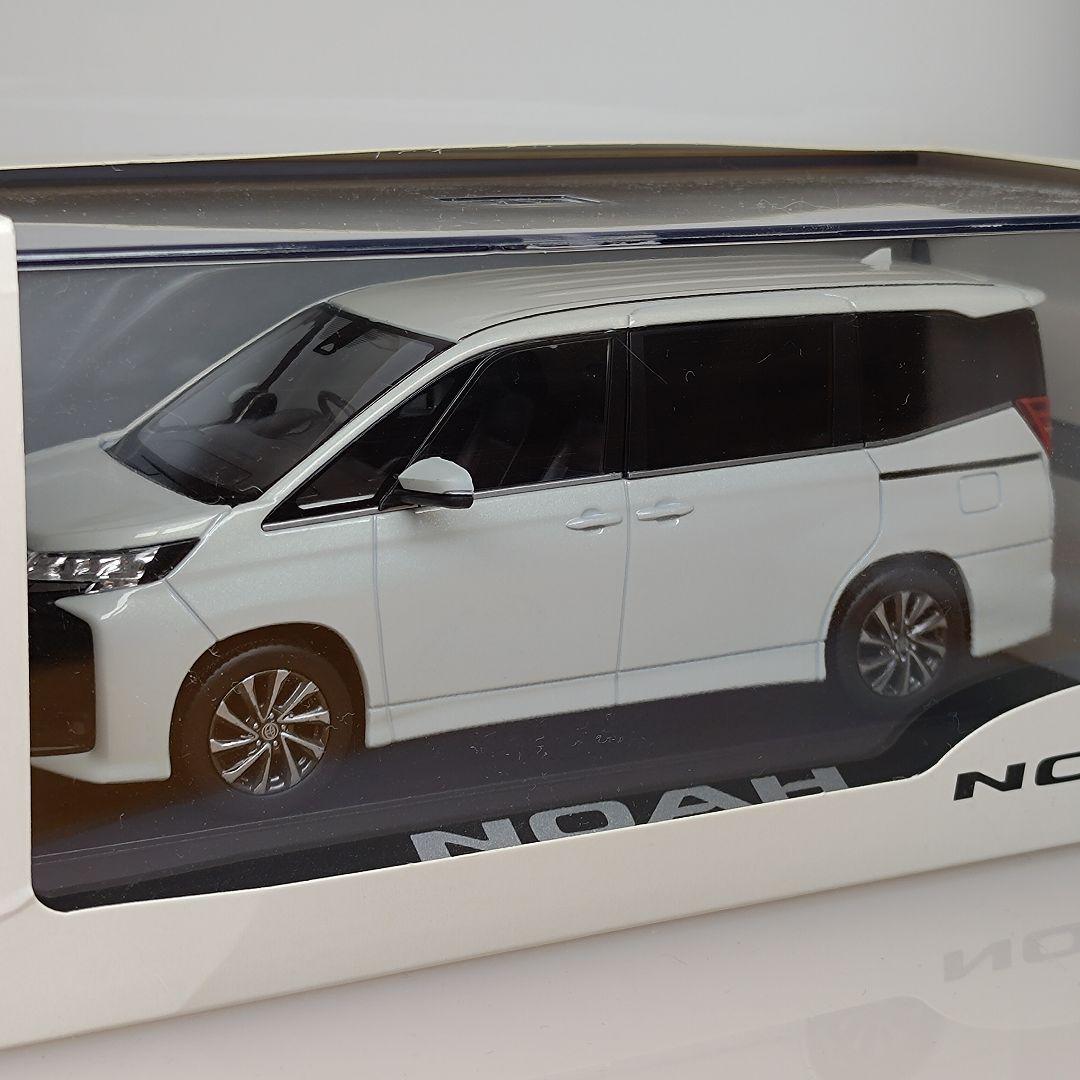 トヨタ ノア 新型 カラーサンプル ホワイトパールクリスタルシャイン 非売品