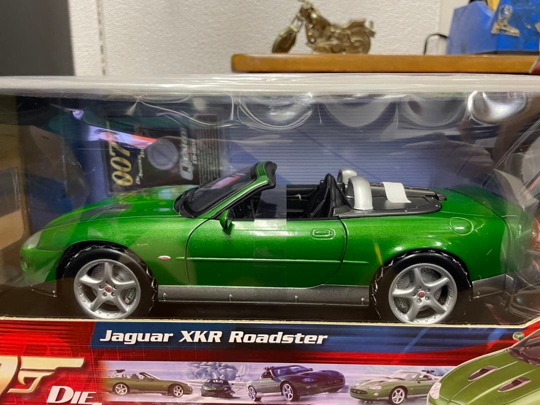 007ボンドカー　ジャガー　XKRロードスター