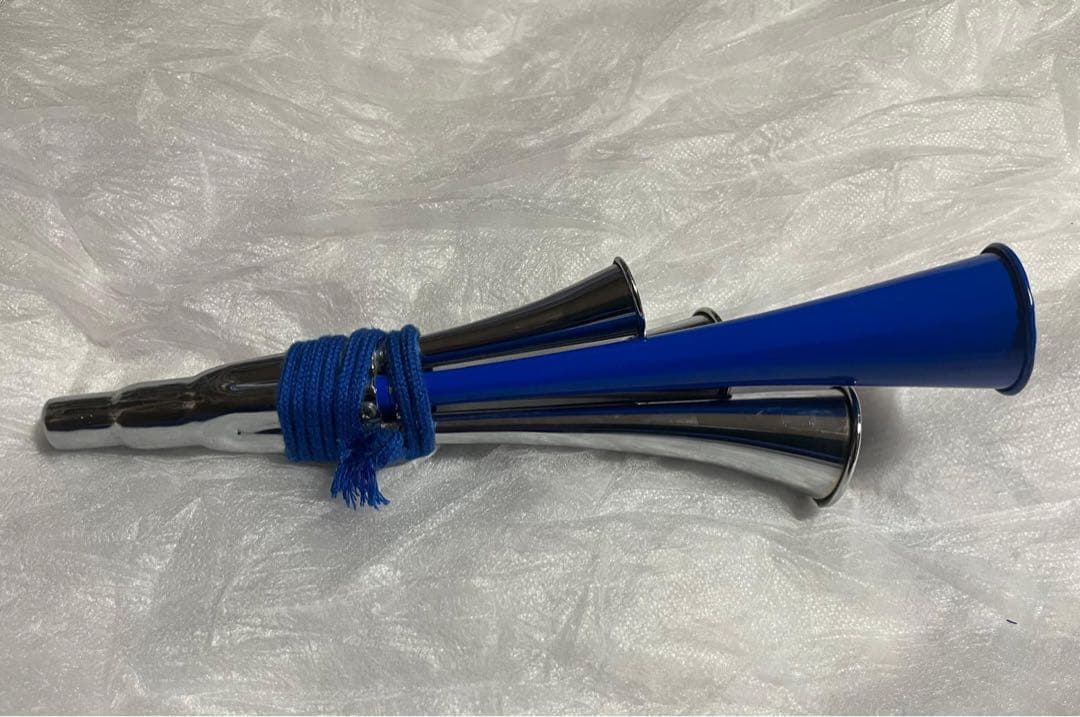 ブルーとシルバーのチアホーン（ガンバ大阪）