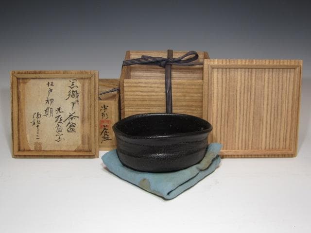 ☆　江戸初期　黒織部沓茶碗　二重箱　12代加藤景秋極めがございます☆y177