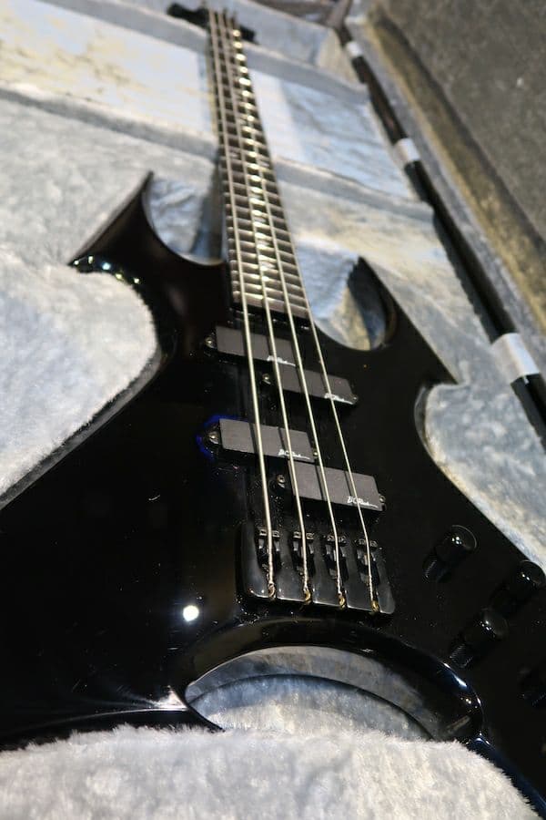 B.C.RICH Warbeast bass スルーネック　特注ハードケース付き