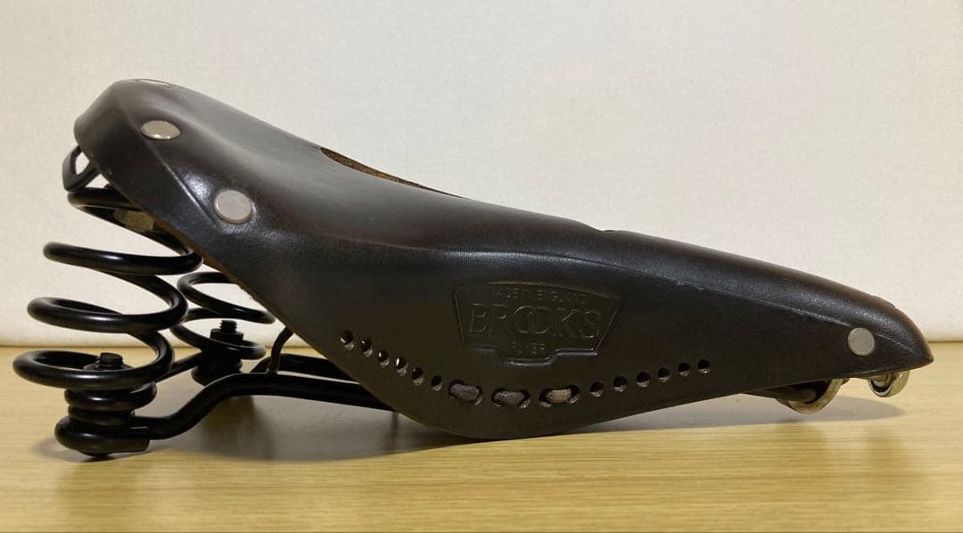 BROOKS FLYER CARVED BLACK レザーサドル