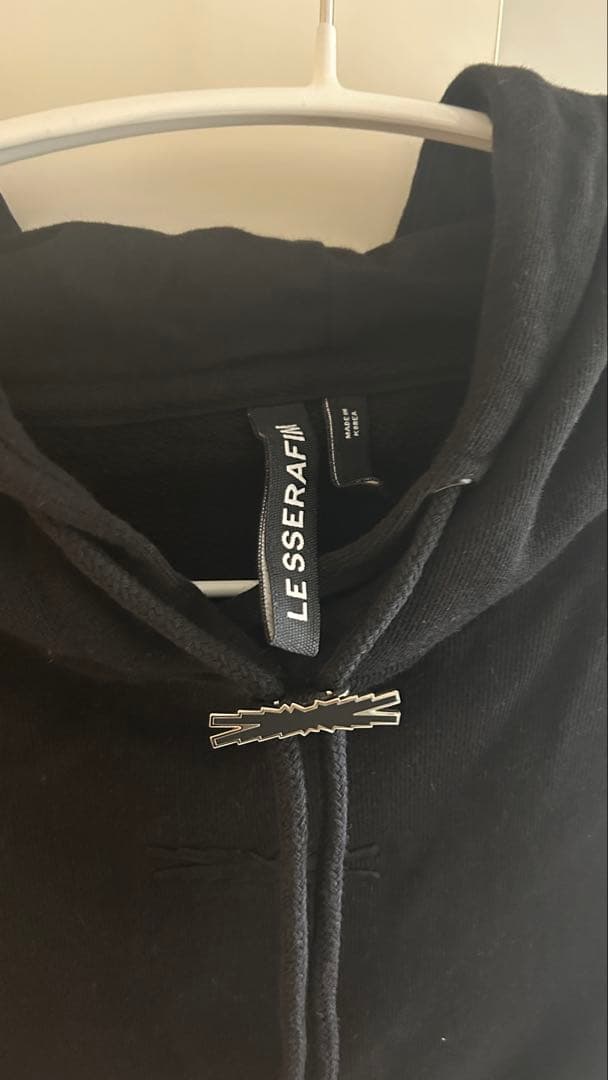 アイドル [LE SSERAFIM] CROP HOODIE (Black)