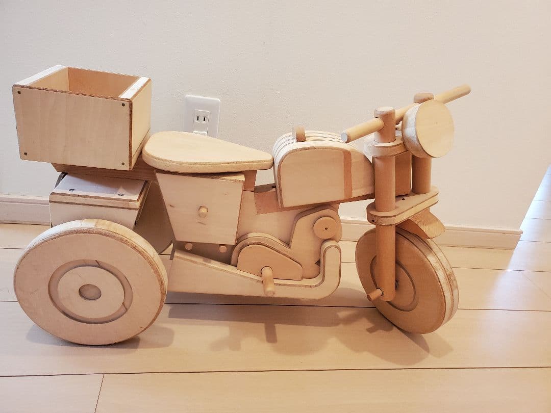 乗って、こわして、組み立てる、木製バイク型おもちゃ !!