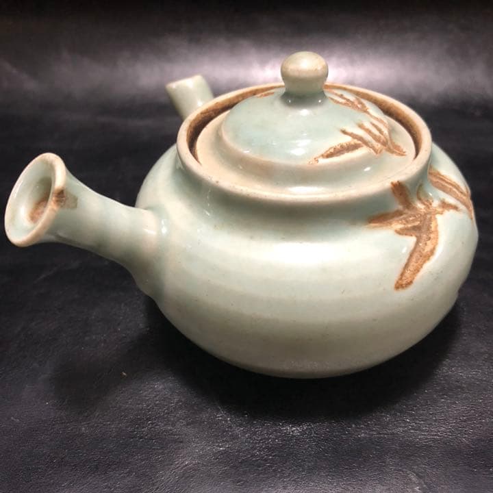 美しい古美術◼️蔵から超可愛らしい淡いブルーの小さな急須が出て来ました。茶道具