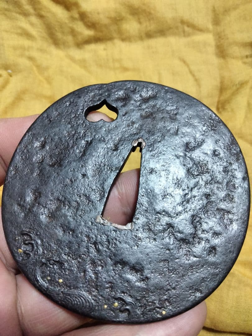 鉄地大鍔　鐔　(山城国伏見住金家　波濤に猪目図)　江戸時代　後代金家　無櫃　箱付