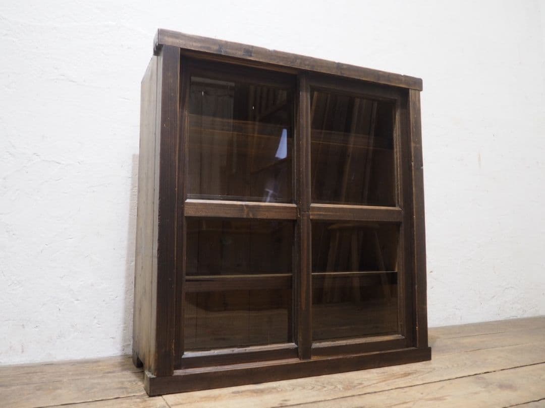 1156 アンティーク　波ガラスの飾り棚　食器棚　ガラスケース　古家具　レトロ