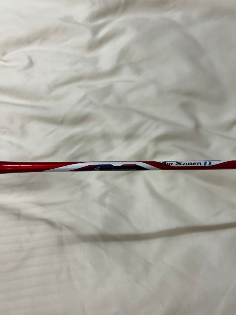 バドミントンラケット 赤　アークセイバー11