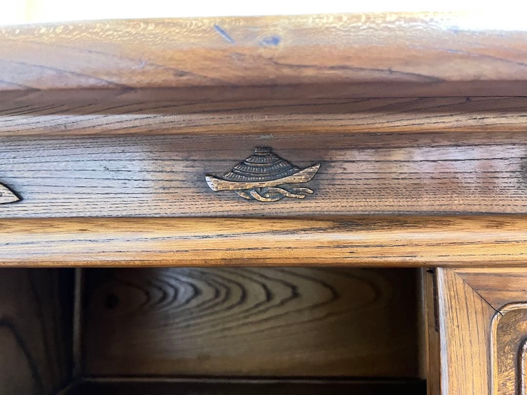 アンティーク　茶箪笥　木製収納棚 彫刻装飾付き