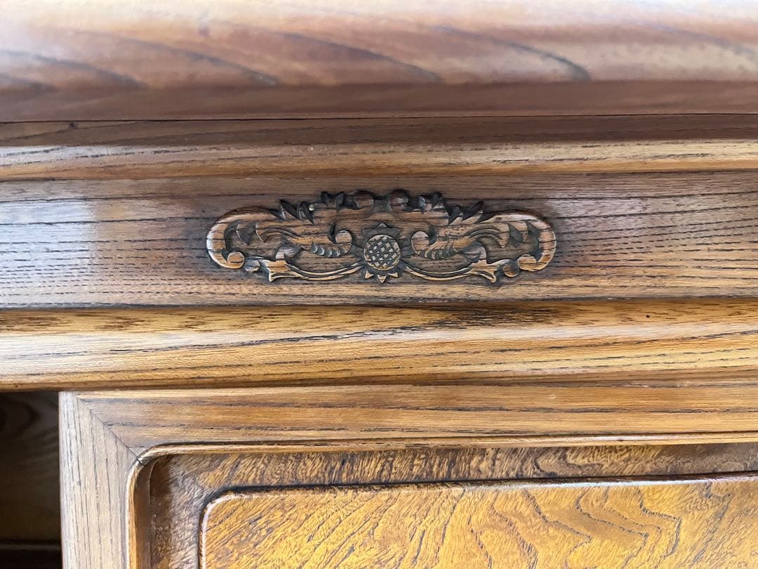アンティーク　茶箪笥　木製収納棚 彫刻装飾付き