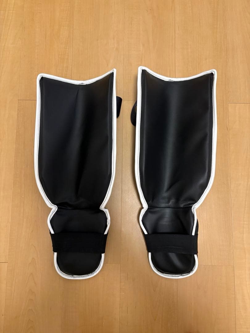 ISAMI 100A MMA シンガード ブラック/ホワイト　レガース