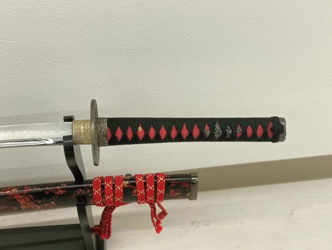 高級模造刀 前田慶次モデル 黒柄赤鮫皮 大輪透し鍔 赤黒斑ら呂鞘