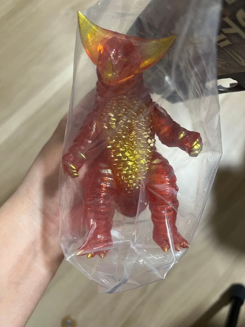 ウルトラ怪獣 ミドルサイズ 赤金
