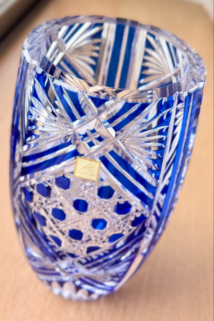 カガミクリスタル　切子　花瓶 中型　青 江戸切子 笹っ葉に八角籠目紋
