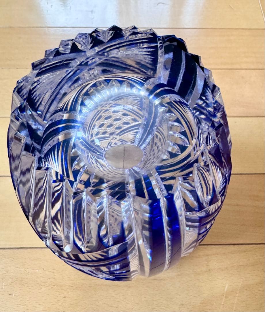 カガミクリスタル　切子　花瓶 中型　青 江戸切子 笹っ葉に八角籠目紋