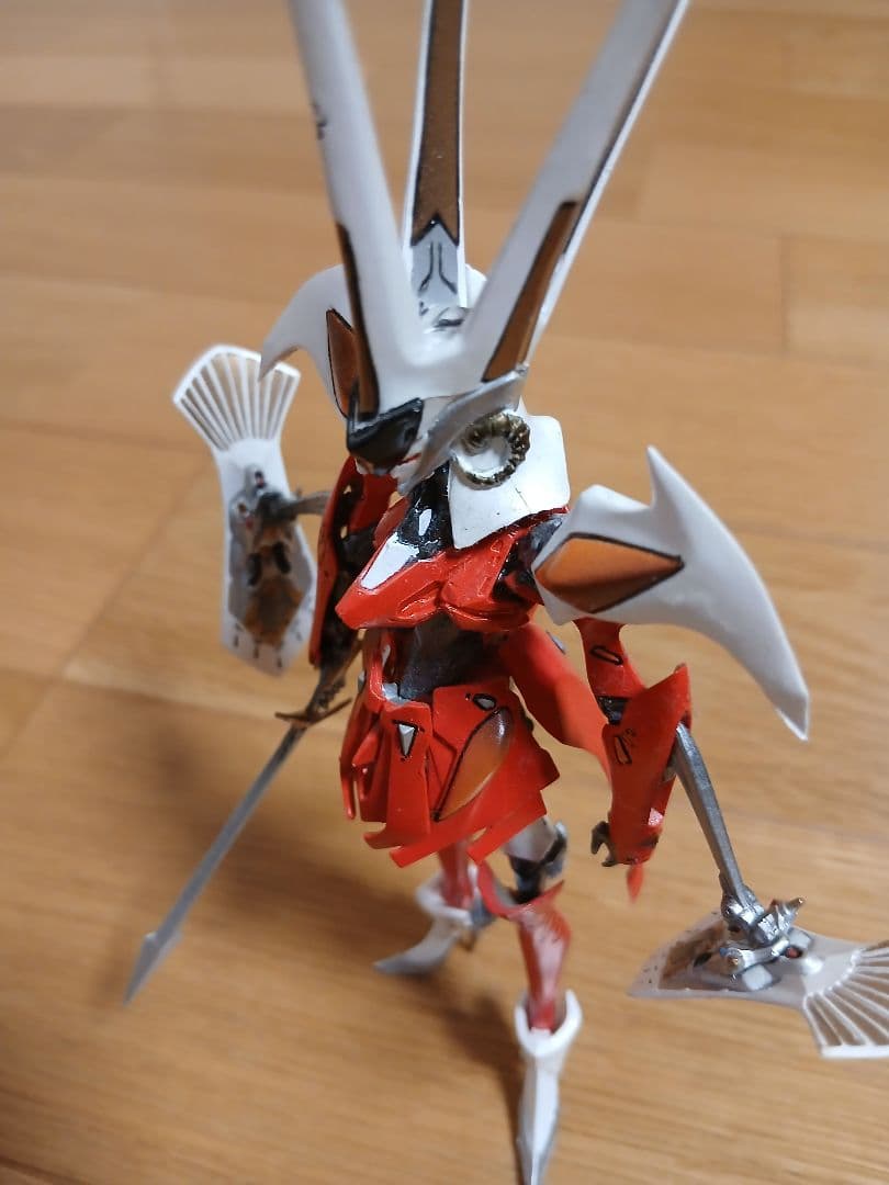 FSS ファイブスター物語　独特なデザインの赤白フィギュア