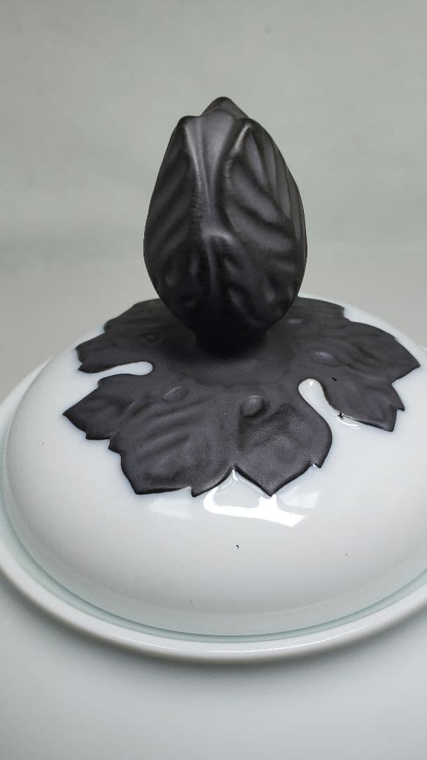 深川製磁 金彩薔薇彫刻方型蓋物 【飛翔】 箱入美品 創業100周年記念品 陶箱