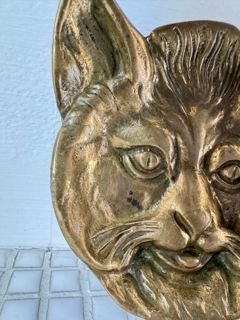 アンティーク　猫の顔トレイ　金属製装飾品