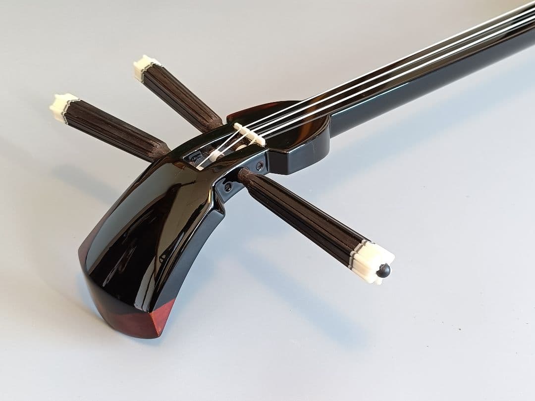 user_53e61e0e 志多伯開鐘写 名工内間直樹作 八重山黒木三線