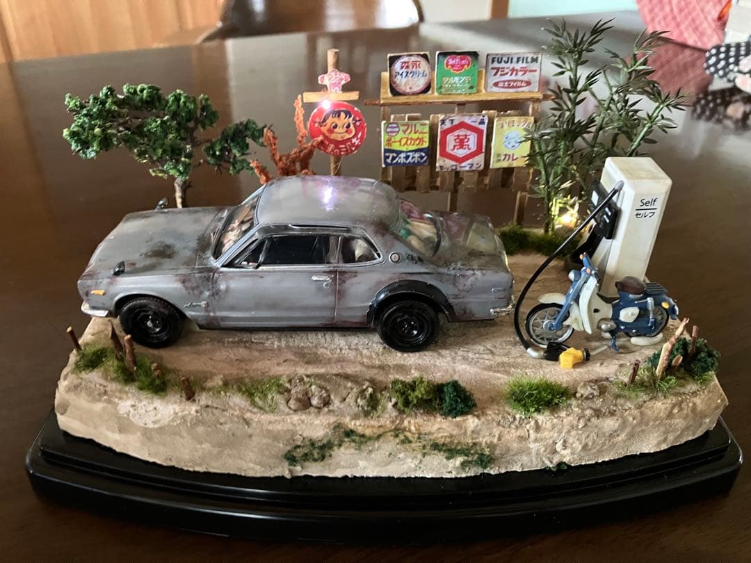 昭和レトロな風景 旧車 日産スカイラインGT-R ガソリンスタンド スパーカブ