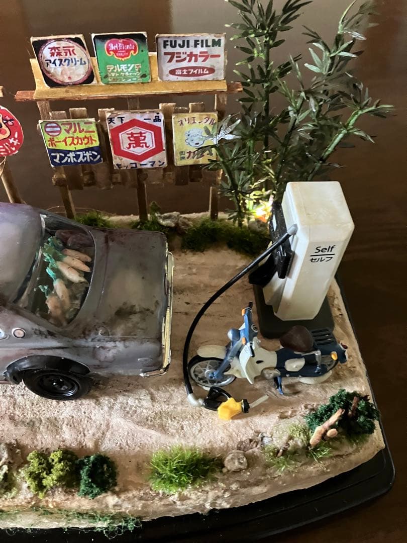 昭和レトロな風景 旧車 日産スカイラインGT-R ガソリンスタンド スパーカブ