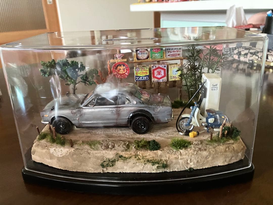 昭和レトロな風景 旧車 日産スカイラインGT-R ガソリンスタンド スパーカブ