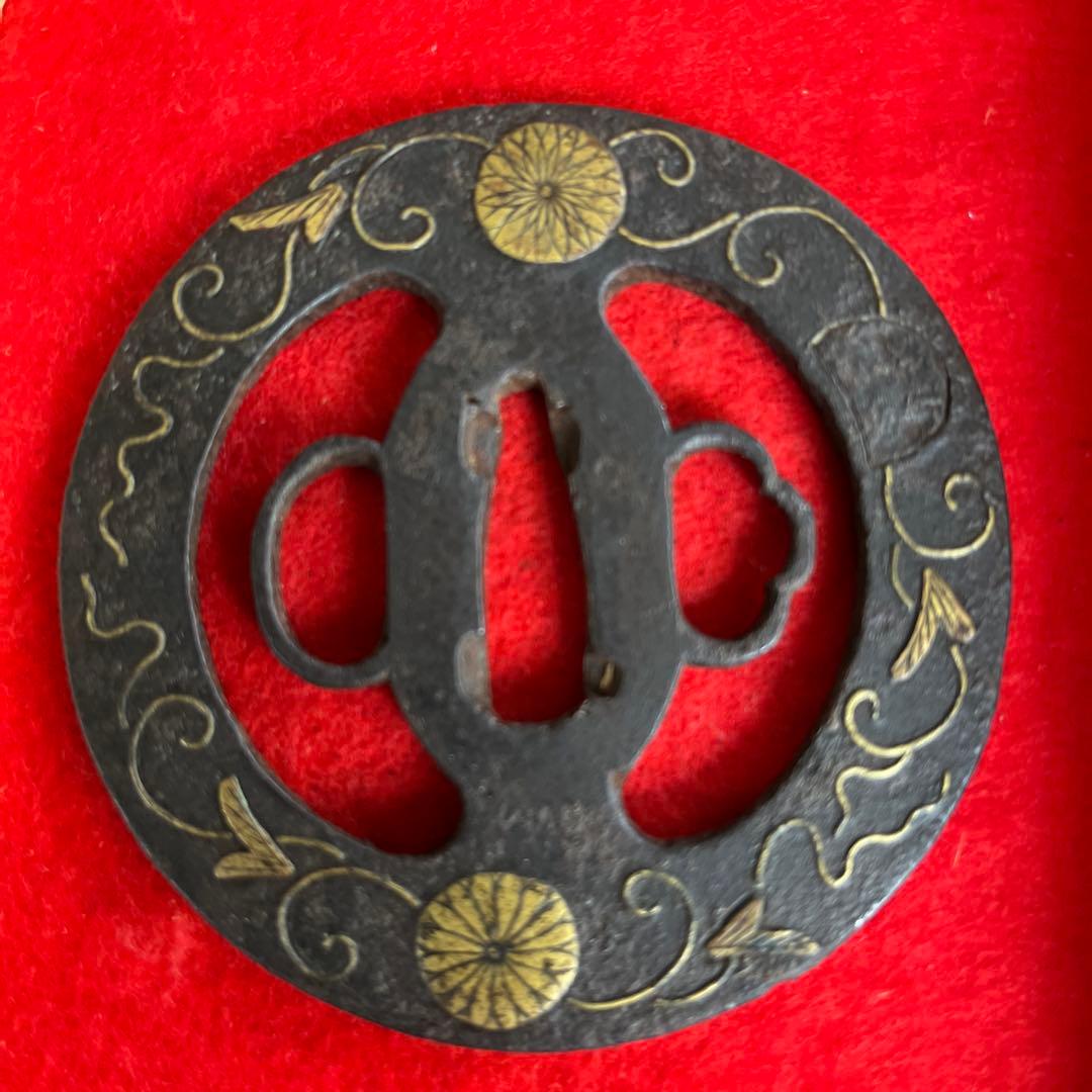 菊花紋の透かし鉄鍔