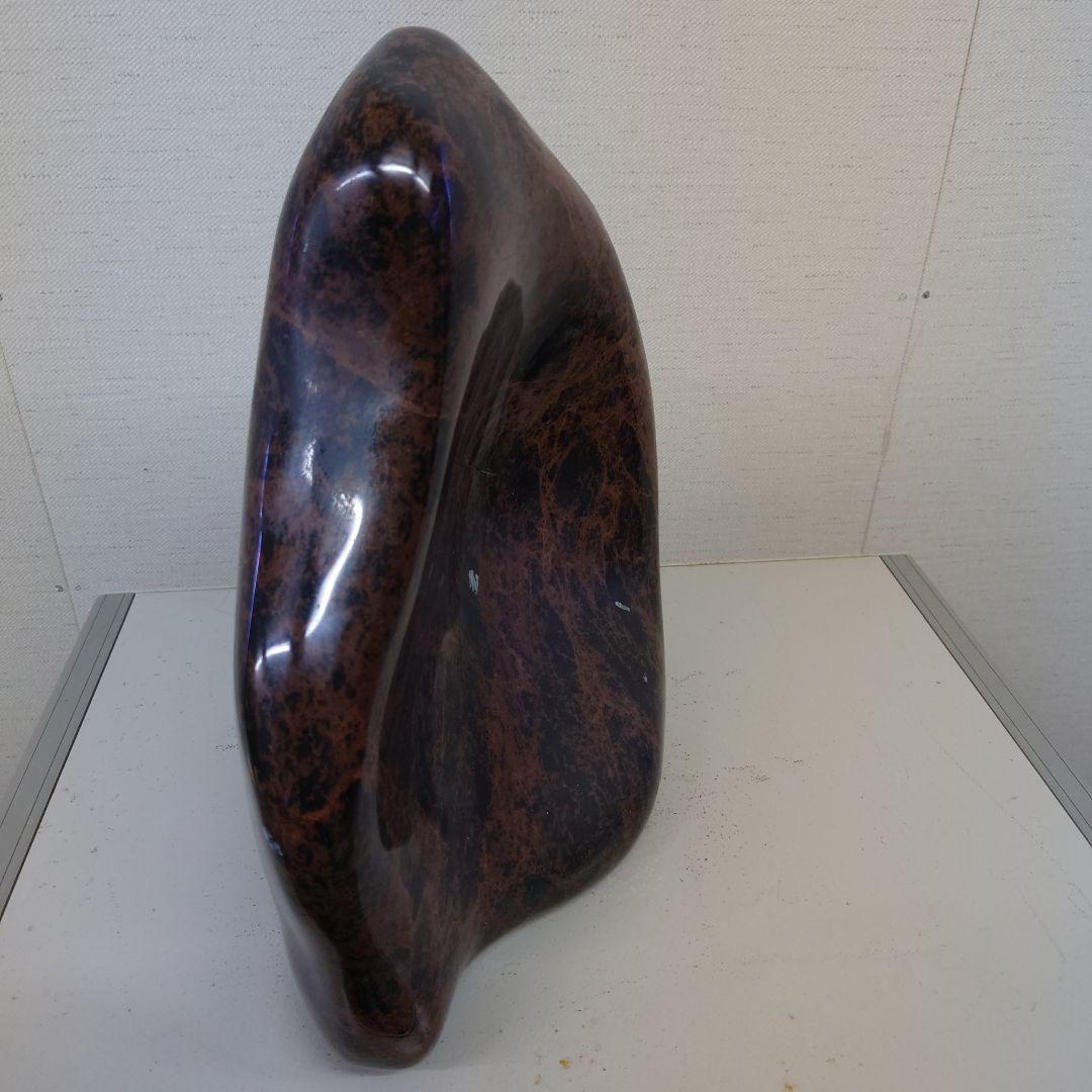 光沢のある石のインテリアオブジェ