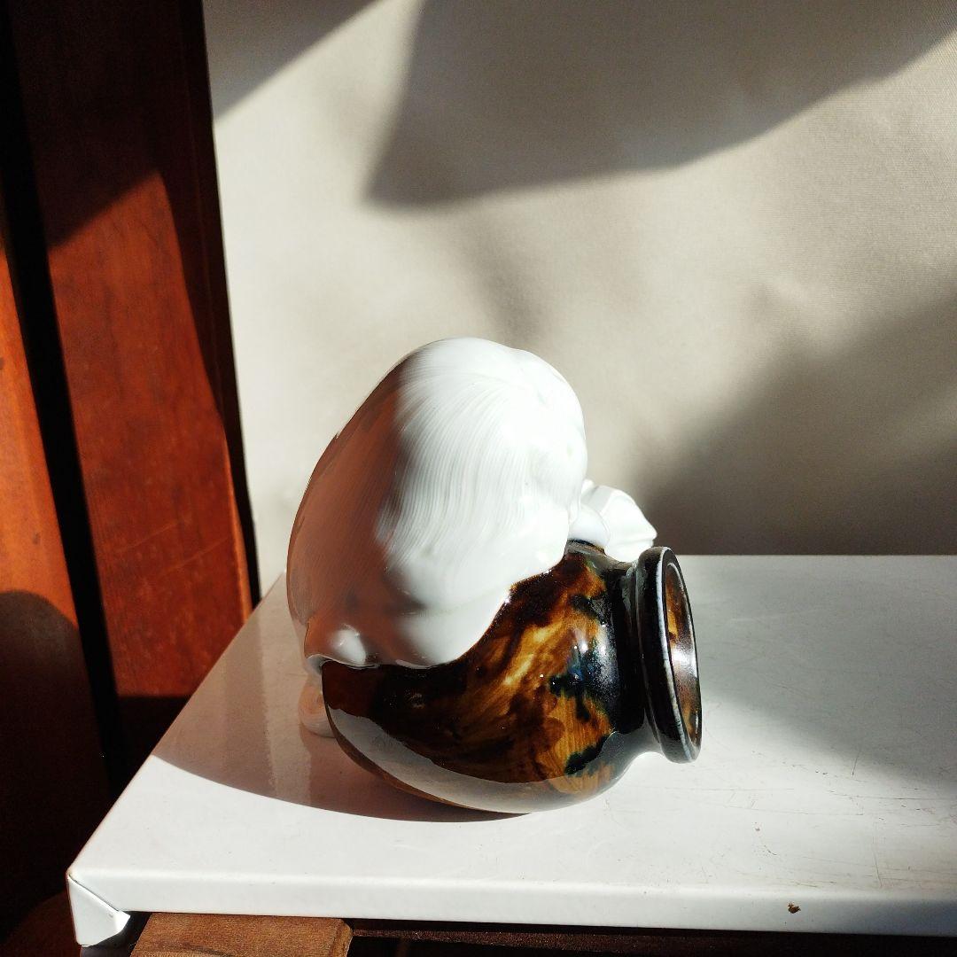 白磁壺だいた小年。