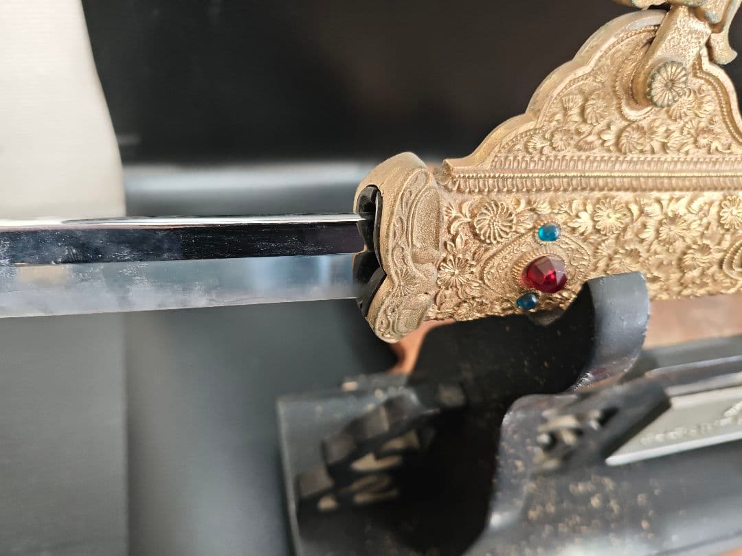 国宝原寸大複製 黄金梨子地螺鈿餝剣 模造刀 レプリカ 展示台付き 木箱付A028