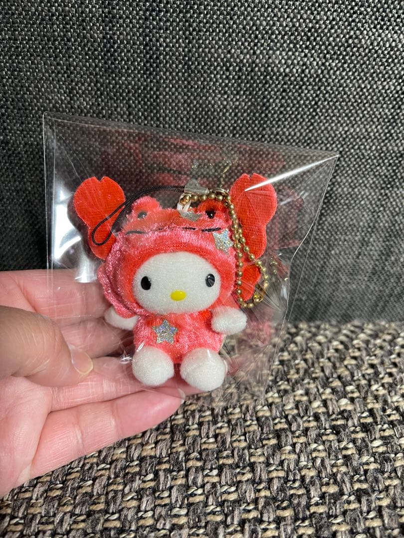 ハローキティ カニ衣装 キーホルダー 約7cmお値下げ中。