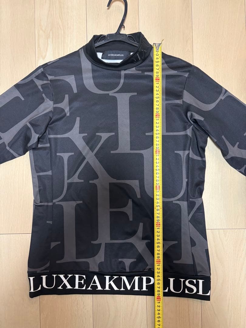 LUXEAKMPLUS ロゴデザインシャツ