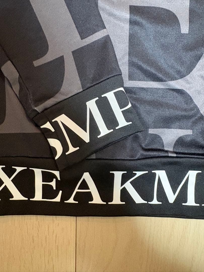 LUXEAKMPLUS ロゴデザインシャツ