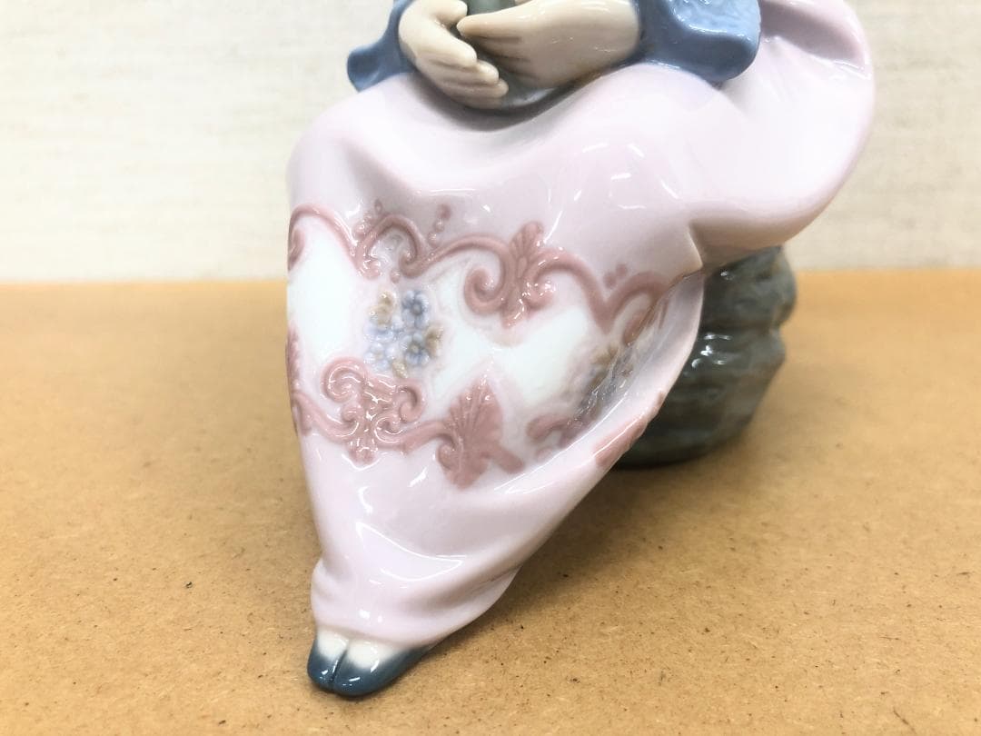 ■リヤドロ■花を抱いて座る少女　美しい磁器人形　フィギュア　置物　メルヘンチック