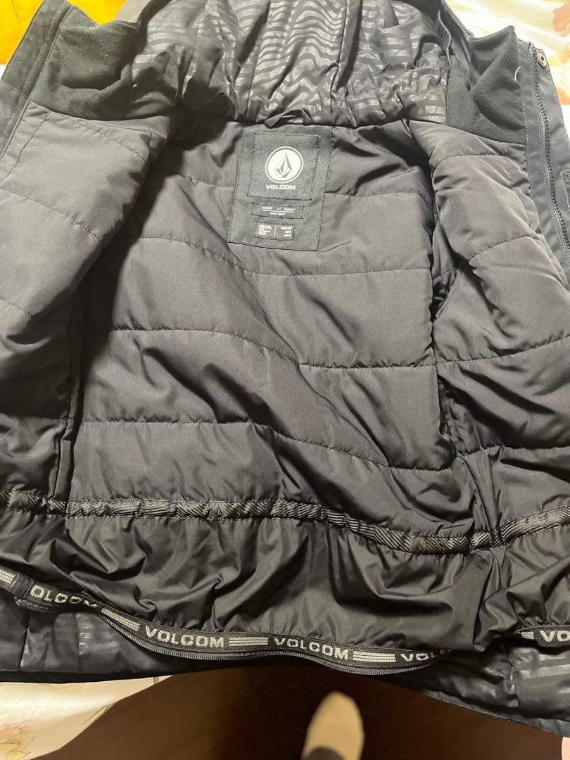 お値下げ‼️Volcom フード付き黒スノーボードジャケット